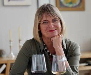Jancis Robinson raves about canned wines!